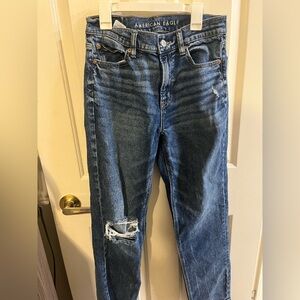 AMERICAN EAGLE MOM STRAIGHT JEAN